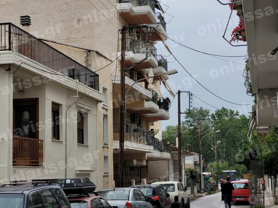 Λάρισα: 13χρονη έπεσε από τον τρίτο όροφο, ο πατέρας της έπεσε στις σκάλες ενώ έτρεχε να την σώσει