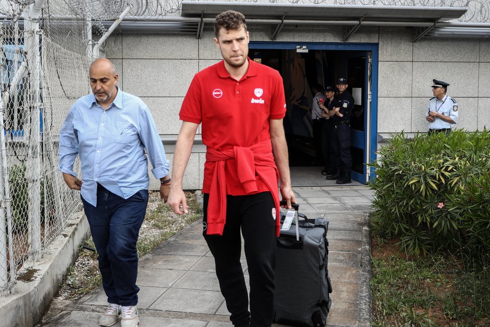 Ο Σάσα Βεζένκοφ κατά την επιστροφή του Ολυμπιακού στην Ελλάδα