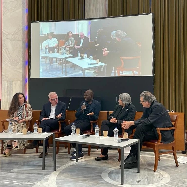 Ο David Chipperfield συνομιλεί με τους Francis Kéré, Anne Lacaton και Jean-Philippe Vassal, υπό τον συντονισμό της Manuela Lucá-Dazio, μετά τη διάλεξή του για το βραβείο Pritzker.