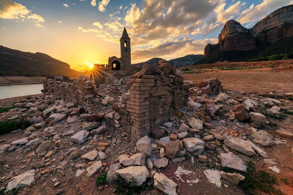 Πρόσφατη φωτογραφία της εκκλησίας Sant Romà de Sau, ανάμεσα στα ερείπια της αρχαίας πόλης