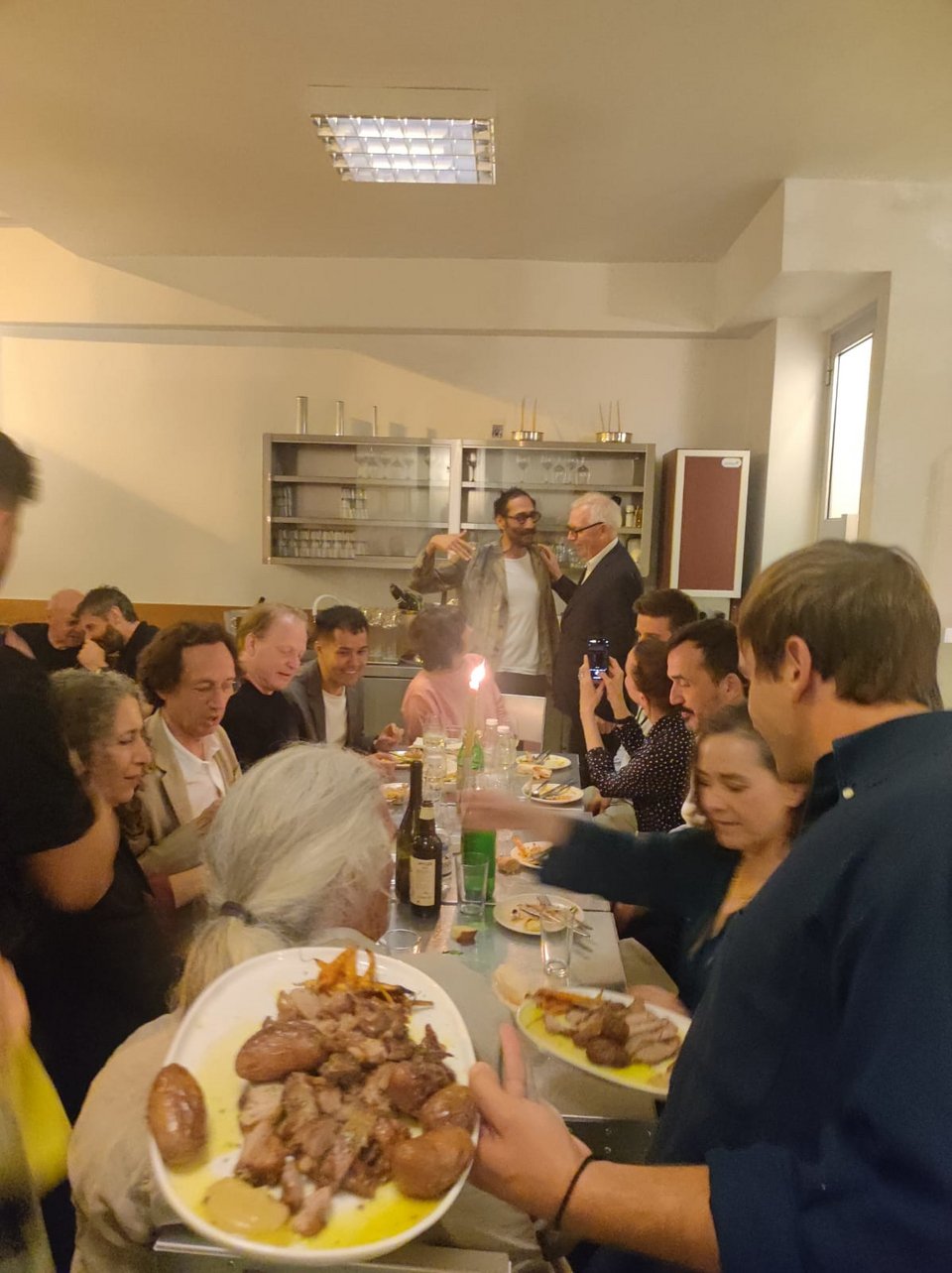 Ο Ντέιβίντ Τσίπερφιλντ στο βάθος./Φωτογραφία: iefimerida