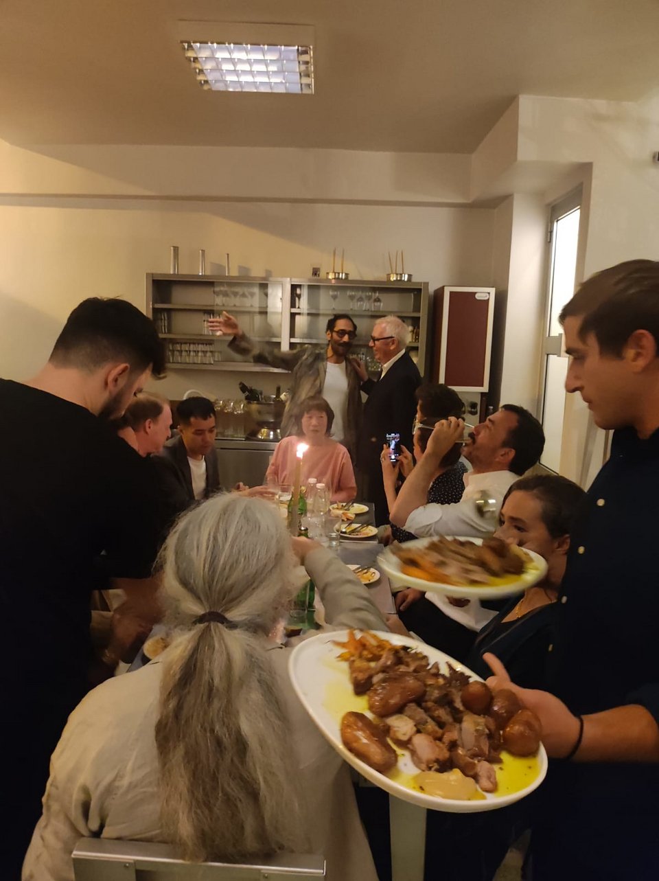 Οι διεθνούς φήμης αρχιτέκτονες στο εστιατόριο «Λινού Σουμπάσης και ΣΙΑ»./Φωτογραφία iefimerida