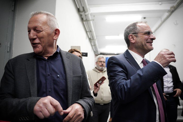 Ο πρόεδρος της ΕΡΤ Κ. Ζούλας (δεξιά) με τον επικεφαλής στο ψηφοδέλτιο Επικρατείας του ΚΚΕ, Θαν. Παφίλη / Menelaos Myrillas / SOOC 