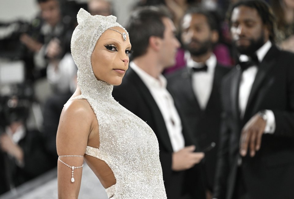 H Doja Cat με προσθετική μύτη γάτας στο Met Gala