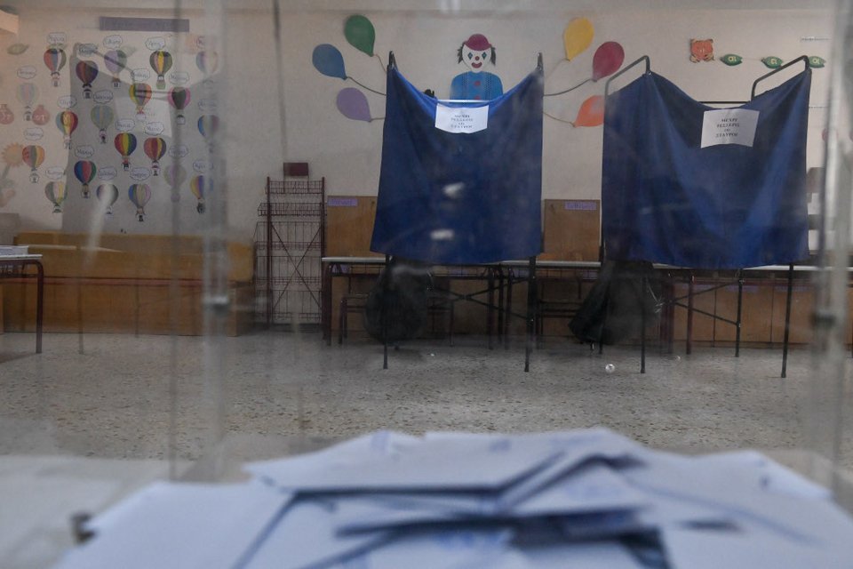 Εκλογές 2023: Κάλπη και παραβάν σε εκλογικό κέντρο