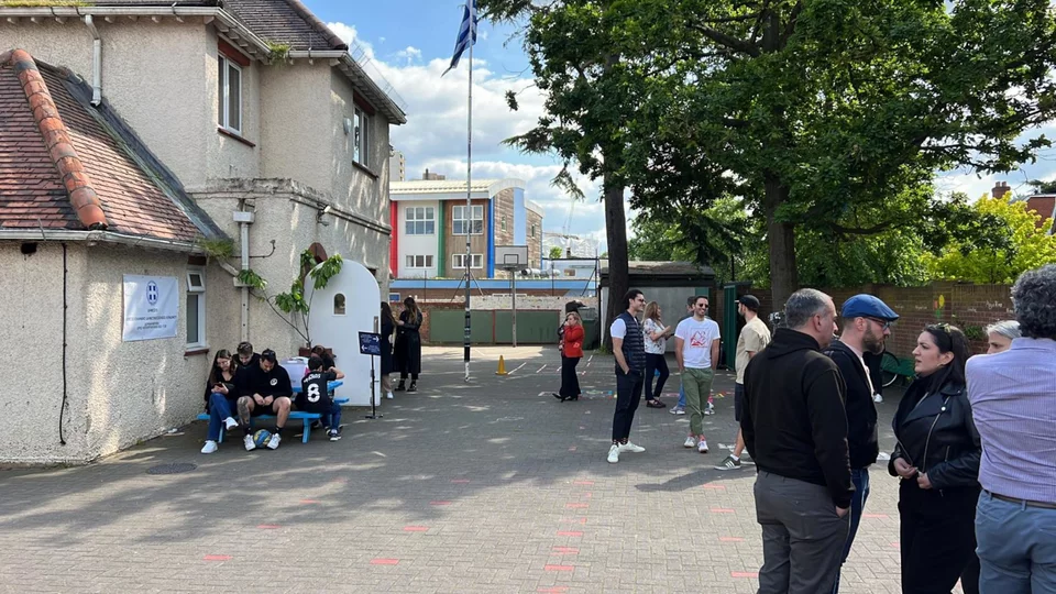 Ουρές για να ψηφίσουν οι απόδημοι Έλληνες του Ηνωμένου Βασιλείου