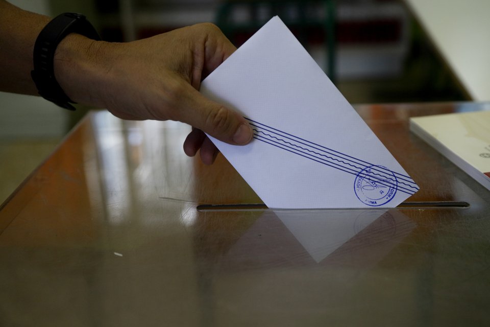 Άνδρας βάζει το ψηφοδέλτιο μέσα στην κάλπη στις εκλογές 2023