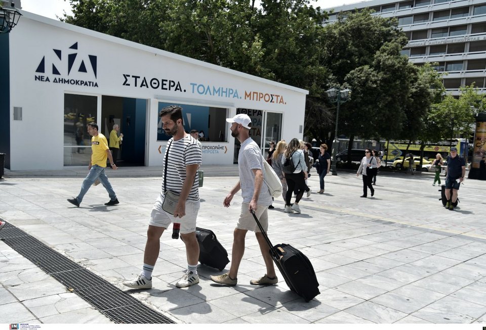 Τουρίστες στο κέντρο της Αθήνας με φόντο... τα εκλογικά περίπτερα