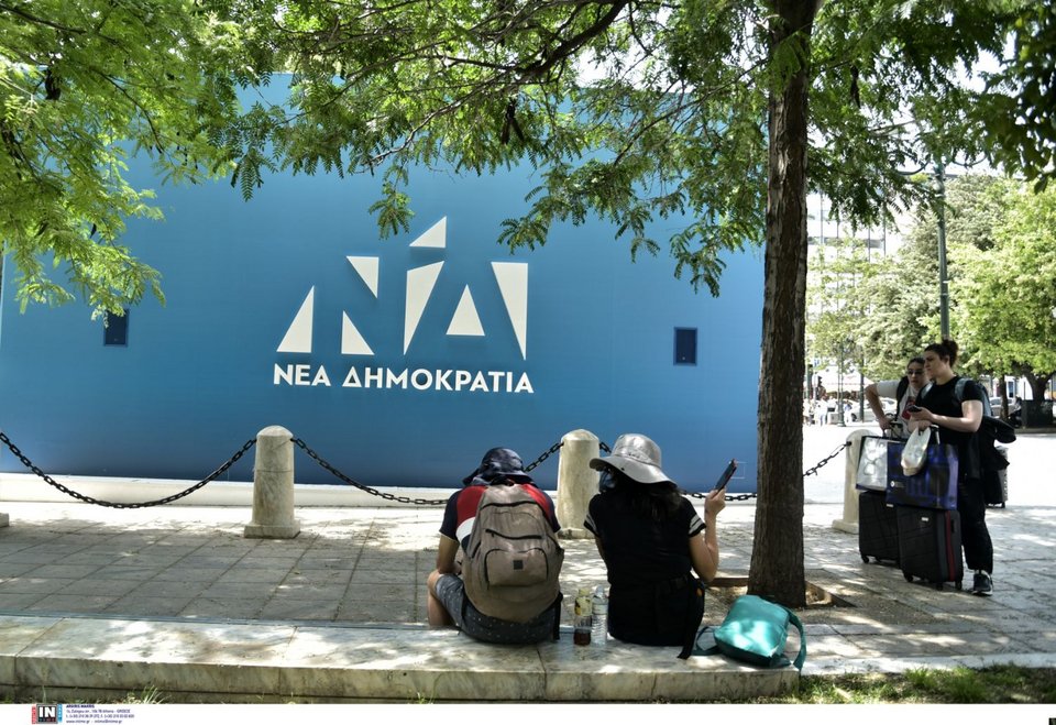 Τουρίστες στο κέντρο της Αθήνας με φόντο... τα εκλογικά περίπτερα