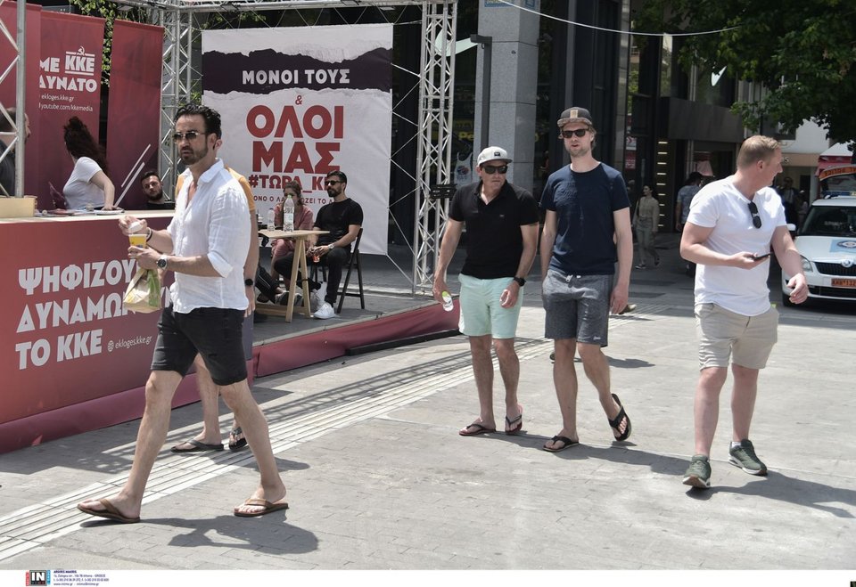 Τουρίστες στο κέντρο της Αθήνας με φόντο... τα εκλογικά περίπτερα