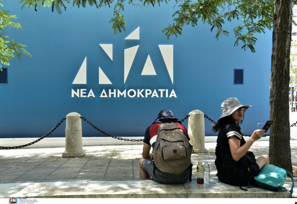 Τουρίστες στο κέντρο της Αθήνας με φόντο... τα εκλογικά περίπτερα