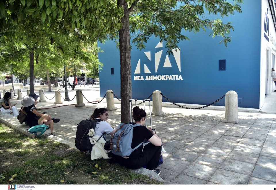 Τουρίστες στο κέντρο της Αθήνας με φόντο... τα εκλογικά περίπτερα