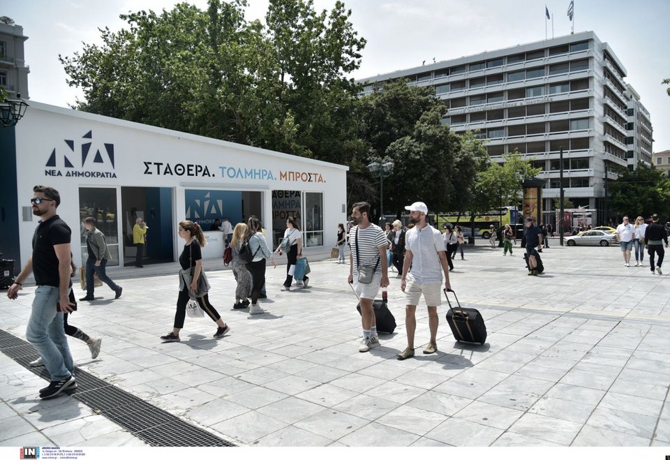 Τουρίστες στο κέντρο της Αθήνας με φόντο... τα εκλογικά περίπτερα