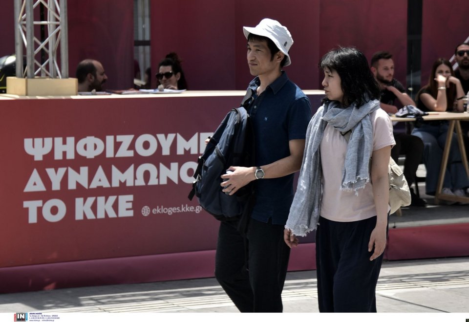 Τουρίστες στο κέντρο της Αθήνας με φόντο... τα εκλογικά περίπτερα
