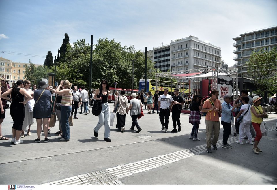 Τουρίστες στο κέντρο της Αθήνας με φόντο... τα εκλογικά περίπτερα