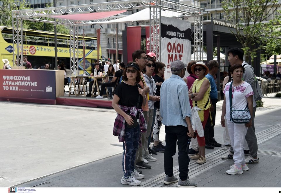 Τουρίστες στο κέντρο της Αθήνας με φόντο... τα εκλογικά περίπτερα