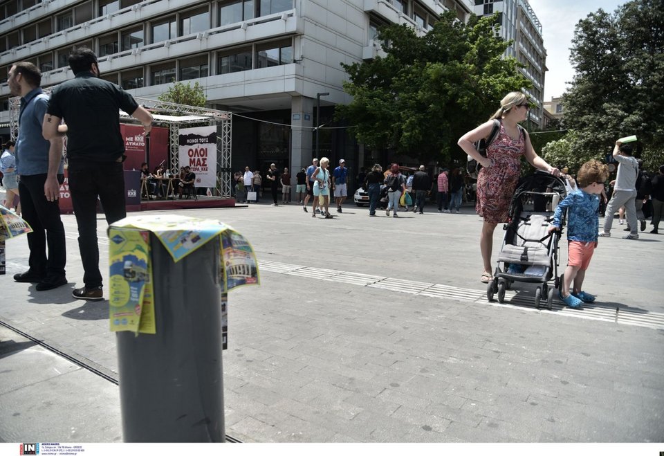 Τουρίστες στο κέντρο της Αθήνας με φόντο... τα εκλογικά περίπτερα