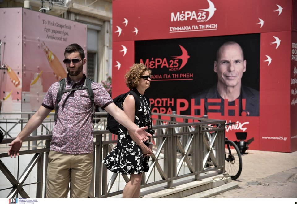 Τουρίστες στο κέντρο της Αθήνας με φόντο... τα εκλογικά περίπτερα