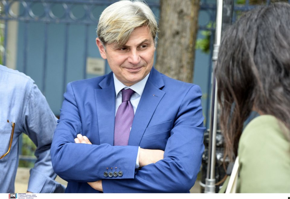 Νίκος Φαραντούρης