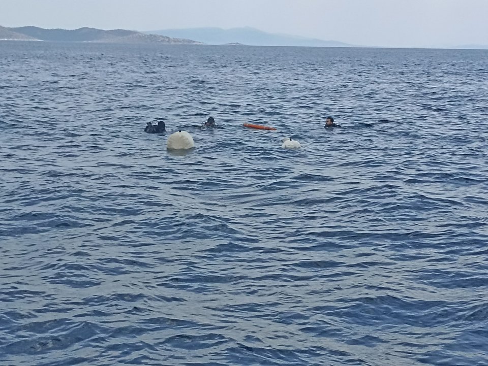 Oι δύτες έτοιμοι να ανασύρουν ένα δίχτυ από τον πυθμένα της θάλασσας