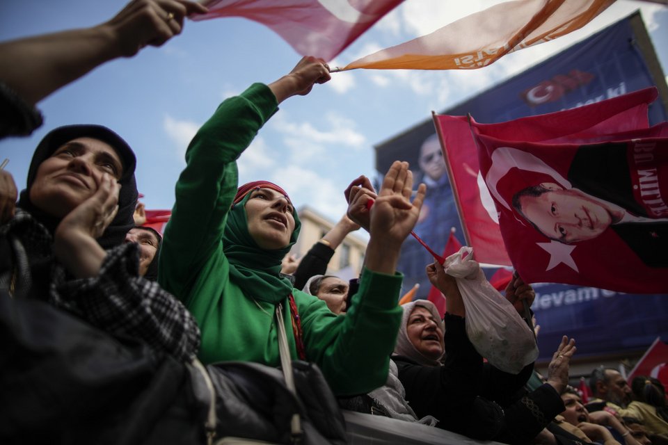 Ισλαμιστές ψηφοφόροι του Ερντογάν ανεμίζουν σημαίες με τη φωτογραφία του / Φωτογραφία: AP