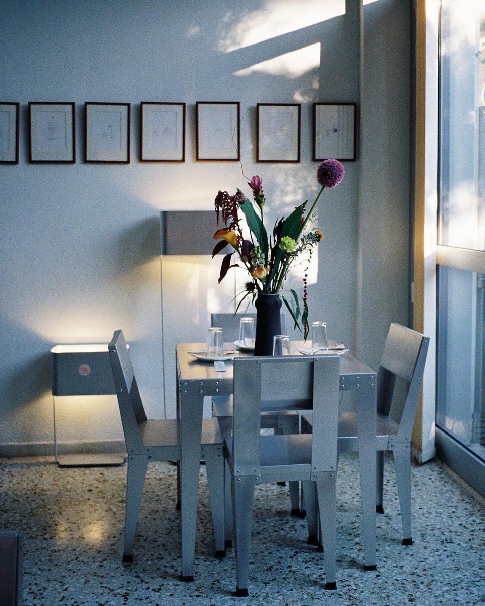 Η λιτή διακόσμηση στο εσωτερικό του εστιατορίου