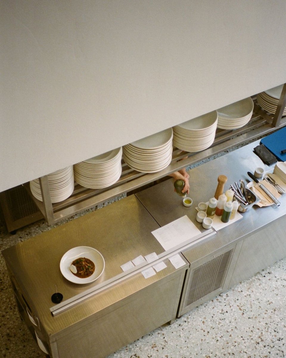 Το εστιατόριο Λινού Σουμπάσης και ΣΙΑ σερβίρει ελληνική κουζίνα.