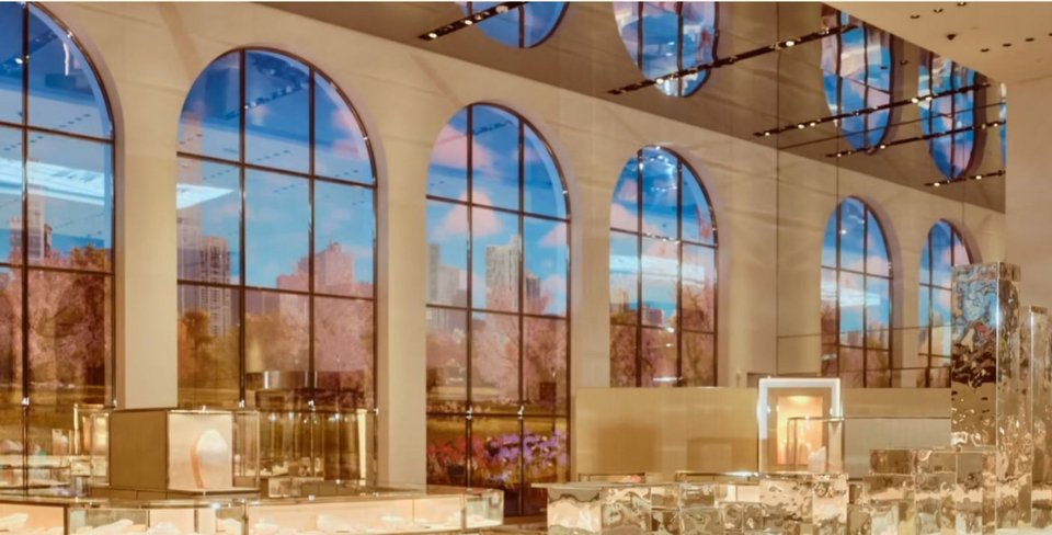 Στη θέση των αψιδωτών παραθύρων, γιγαντιαία video walls προβάλλουν εικονες από τη Νέα Υόρκη με το φως να αλλάζει ανάλογα με την ώρα της ημέρας.