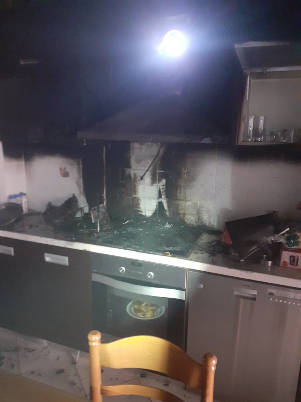 Φωτιά κατέστρεψε τον χώρο της κουζίνας σε διαμέρισμα πολυκατοικίας στο Ηράκλειο Κρήτης