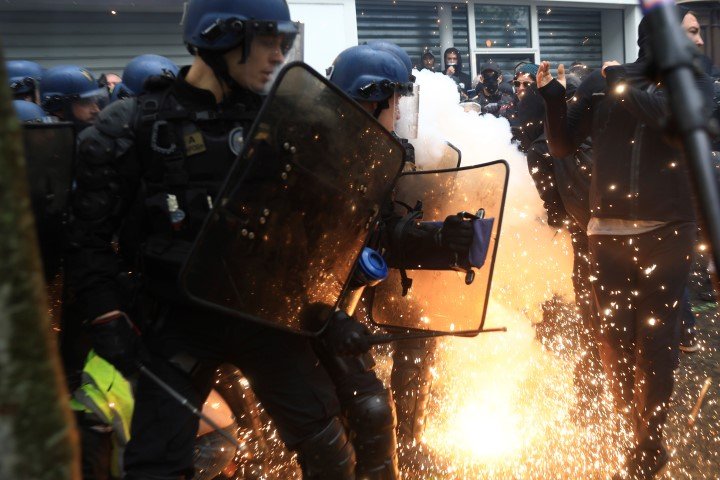 Στην Place de la Nation, στο Παρίσι, οι διαδηλωτές συγκρούστηκαν με την αστυνομία