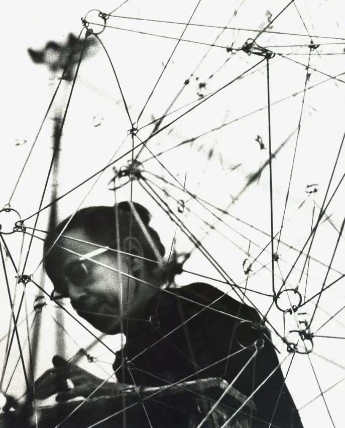  Η Gego δημιουργώντας το εμβληματικό έργο της Reticulárea το 1969 