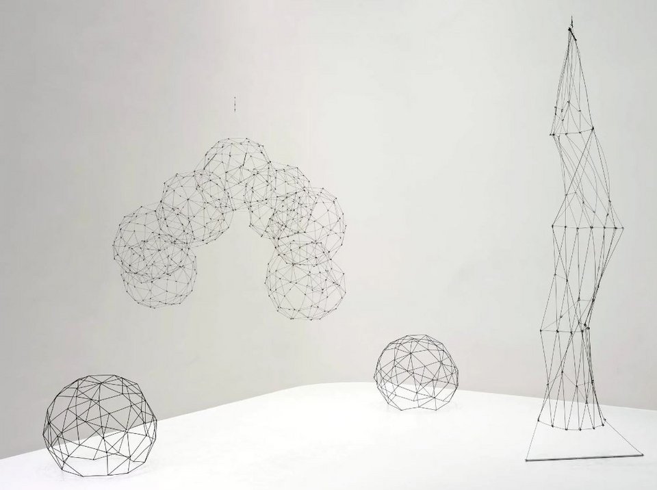  Aπό αριστερά“Sin Título” (“Untitled”), 1977,  “Siete Icosidodecaedros” (“Seven Icosidodecahedra”), 1977 “Sin Título,” 1977, bronze kai “Reticulárea Individual Nº 2” (“Individual Reticulárea No. 2”), 1969