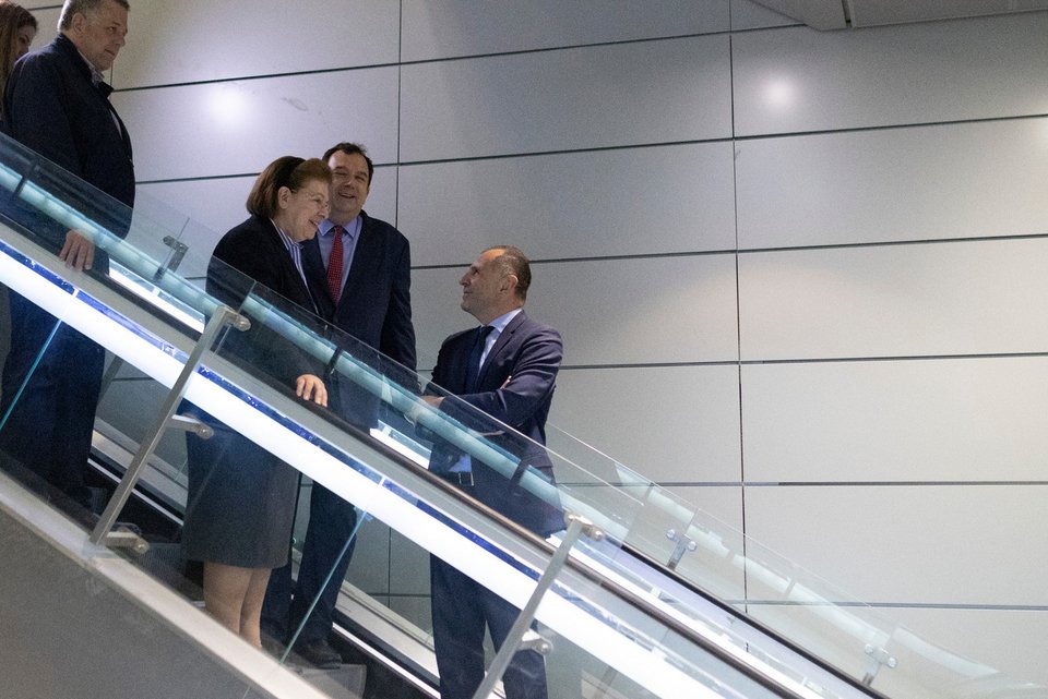 Γιώργος Γεραπετρίτης και Λίνα Μενδώνη σε κυλιόμενες σκάλες στο μετρό Θεσσαλονίκης