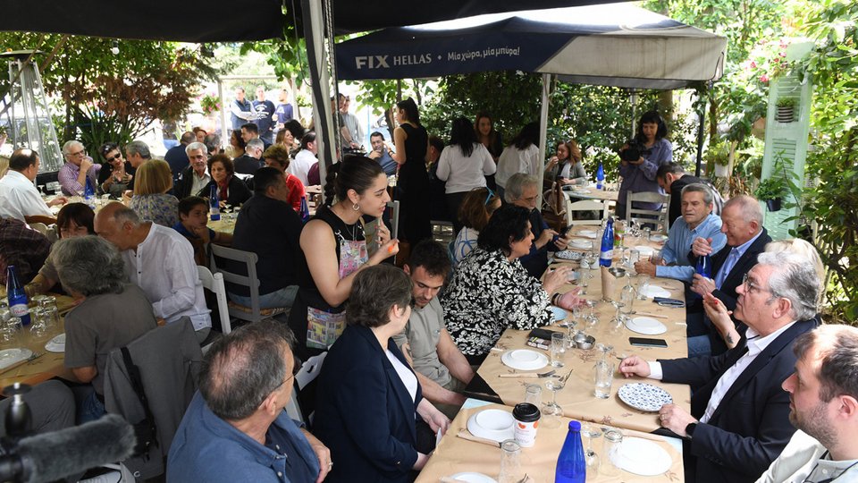 Ο Δημήτρης Κουτσούμπας, έχοντας δίπλα του την Σεμίνα Διγενή και τον Βαγγέλη Σερίφη