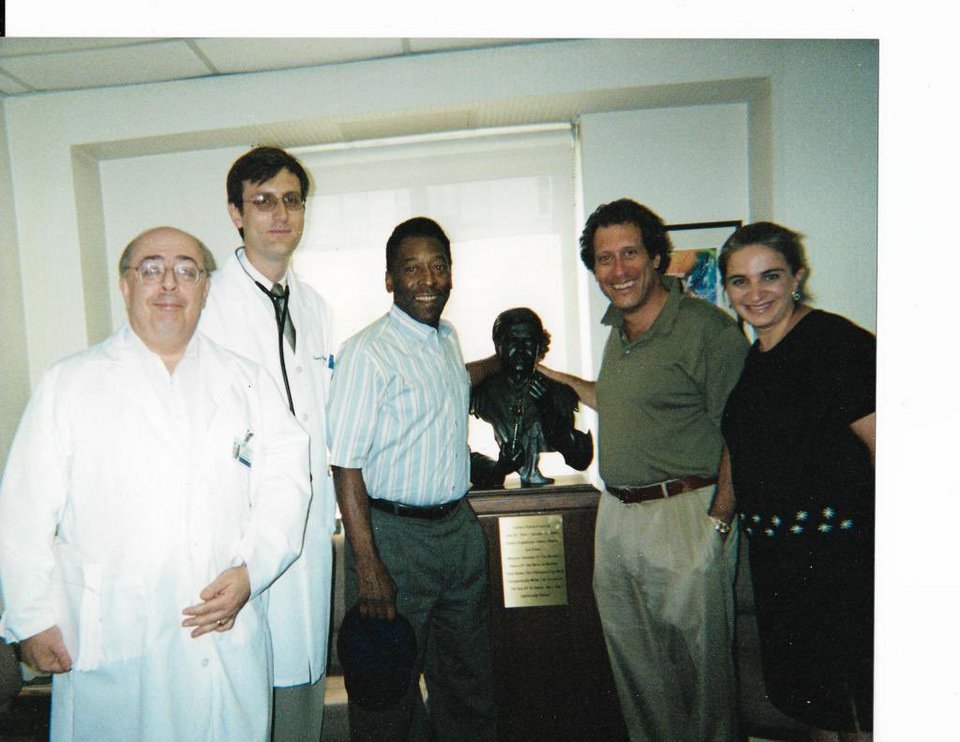 Ο Έλληνας γιατρός με τον Πελέ το 2002