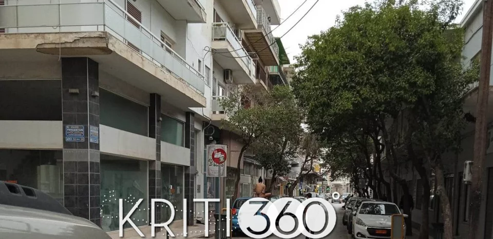 ÎÏÎ½Î±Î¯ÎºÎ± ÎºÎ¬Î¸ÎµÏÎ±Î¹ Î³ÏÎ¼Î½Î® ÏÎ¬Î½Ï ÏÎµ Î±ÏÏÎ¿ÎºÎ¯Î½Î·ÏÎ¿, ÏÎ¿ÏÏÎ½ÏÎ±Ï Î¼ÏÎ½Î¿ ÏÎ¿ ÏÏÏÎ¹Î½Î³Îº