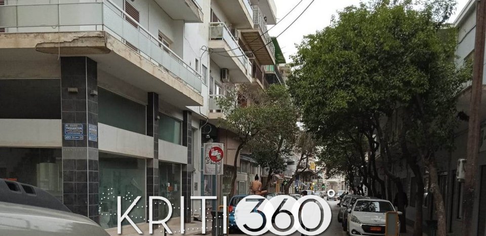 Γυναίκα κάθεται γυμνή πάνω σε αυτοκίνητο, φορώντας μόνο το στρινγκ
