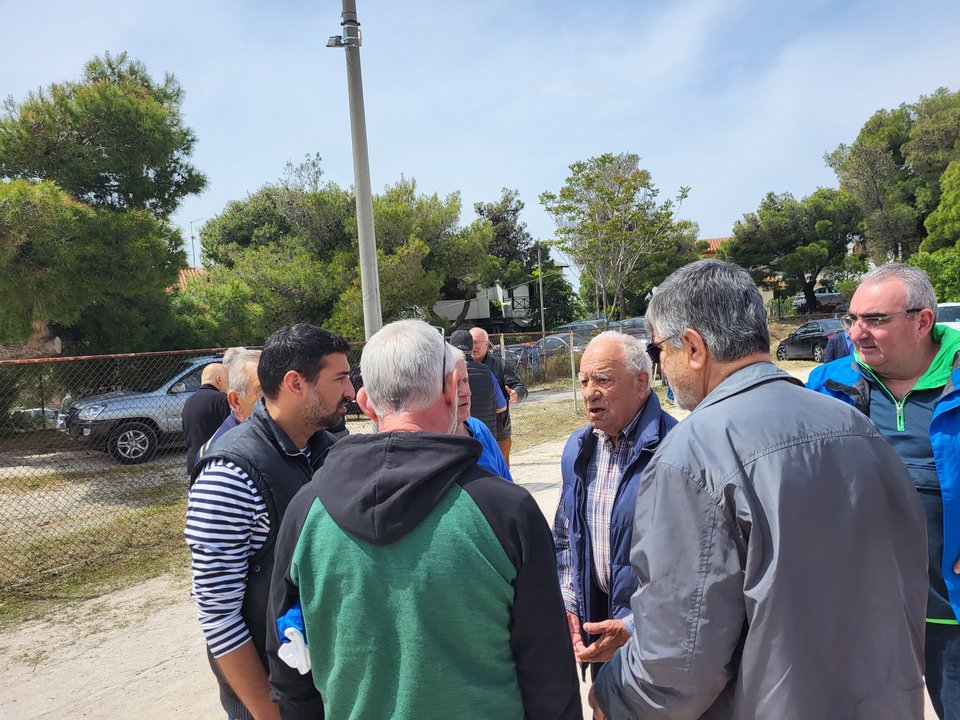 Στο κέντρο ο Θανάσης Ζαφειρόπουλος, εκ των ιδρυτών του Νεοπεντελικού. Στα αριστερά ο πρώην ποδοσφαιριστής της ομάδας και επι σειρά ετών αρχηγός της, Γιάννης Μπουλούκος
