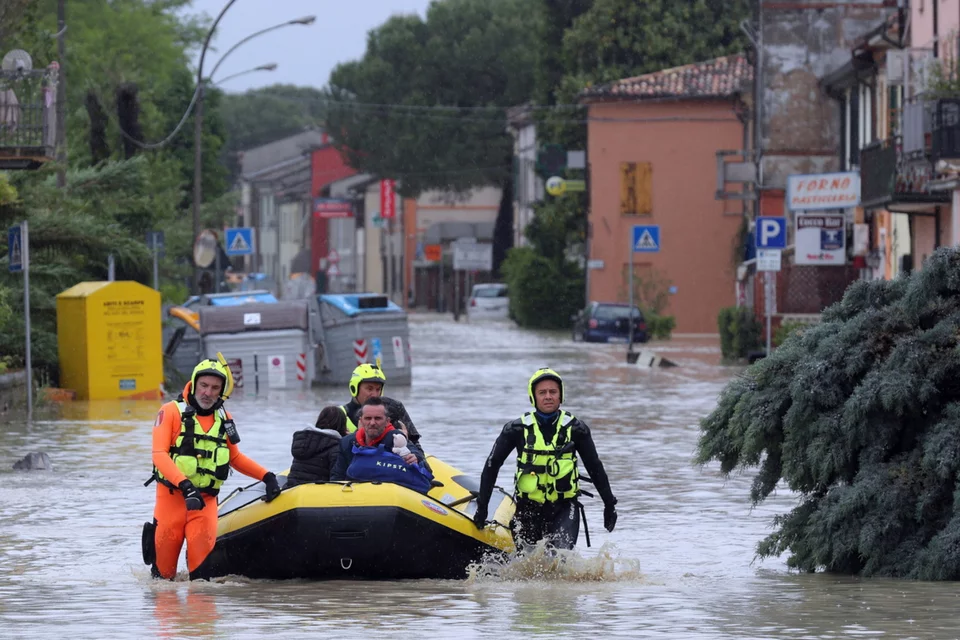 Η υπηρεσία πολιτικής προστασίας της Ιταλίας απεγκλωβίζει πολίτες από τα πλημμυρισμένα σπίτια τους / Φωτογραφία: EPA