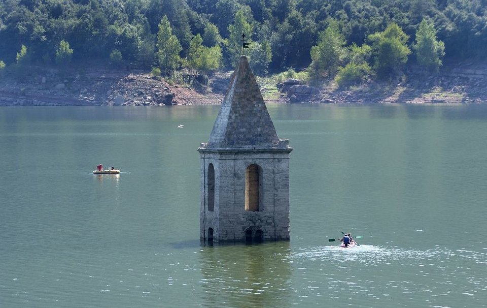 Το μικρό χωριό Sant Roma de Sau καλύφθηκε από νερό, εκτός από τον πύργο της εκκλησίας που αναδύεται από τη λίμνη όταν πέφτει η στάθμη