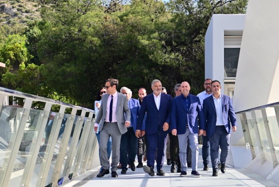 Γιώργος Καραγιάννης και Γιώργος Πατούλης περπατούν πάνω στην πεζογέφυρα που εγκαινιάστηκε στο Χαϊδάρι