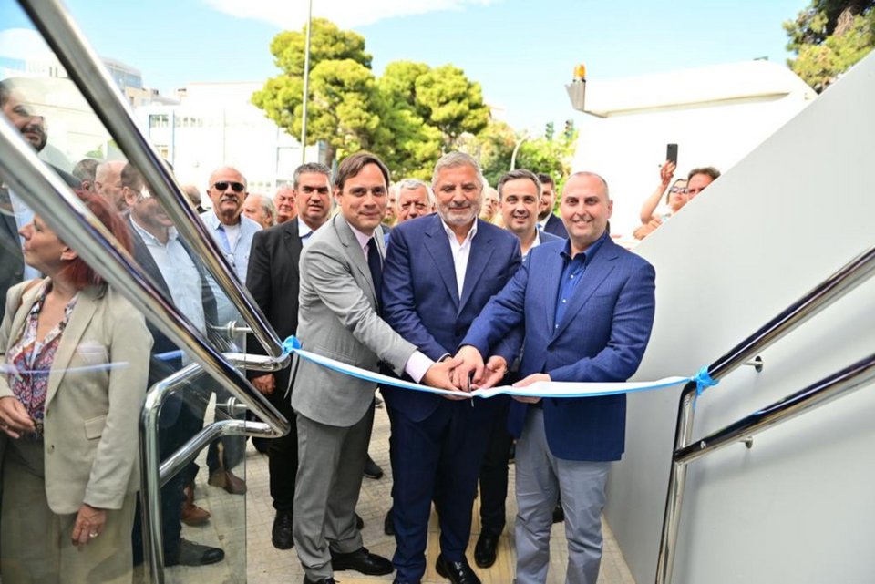 Γιώργος Καραγιάννης και Γιώργος Πατούλης κόβουν την κορδέλα στα εγκαίνια της πεζογέφυρας στο Χαϊδάρι