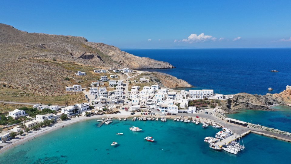 Η παραλία Καραβοστάσι