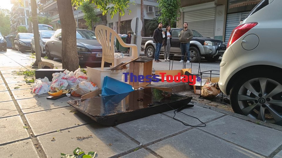 Ντουλάπια, καρέκλες, τηλεοραση
