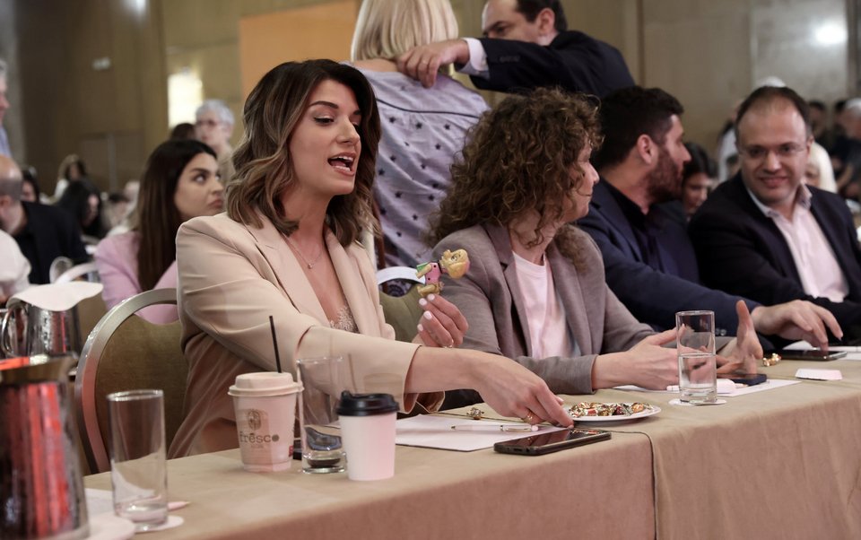 Η Κατερίνα Νοτοπούλου στο τραπέζι με ένα σκυλάκι-παιχνίδι στα χέρια της / Φωτογραφία: Intimenws-ΛΙΑΚΟΣ ΓΙΑΝΝΗΣ