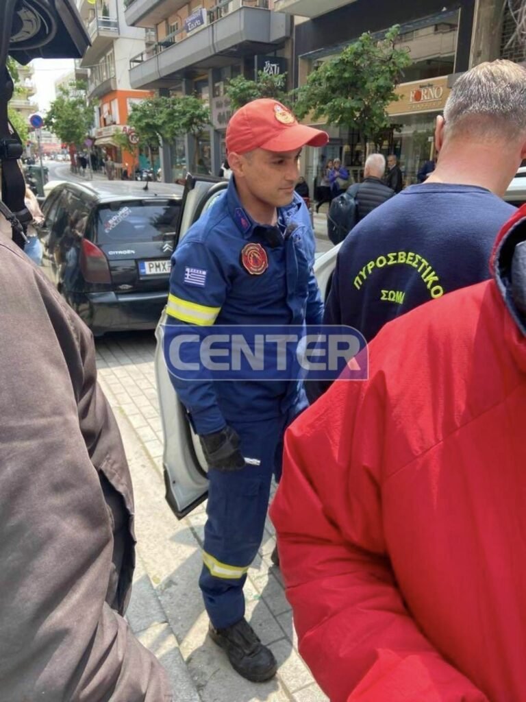 Καβάλα: Πυροσβέστες απεγκλωβίζουν παιδί από αυτοκίνητο