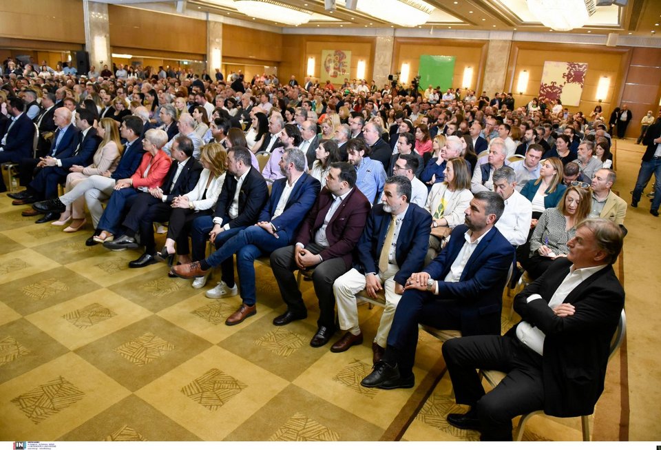 Βουλευτές του ΠΑΣΟΚ και στελέχη κατά τη διάρκεια της ομιλίας του Νίκος Ανδρουλάκη