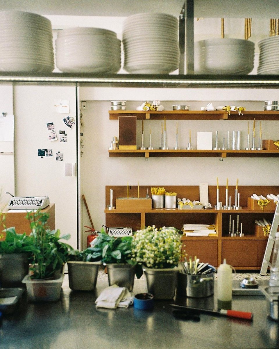 H κουζίνα και το πωλητήριο με τα κεριά