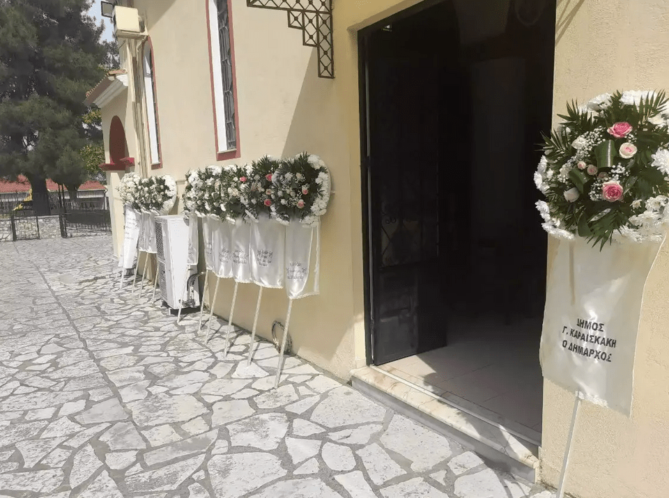 Σπαραγμός στην κηδεία του βρέφους στην Άρτα / alldaynews.gr