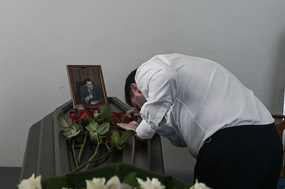 Ο Νίκος Ανδρουλάκης σκύβει και φιλά το φέρετρο του Θανάση Τσούρα